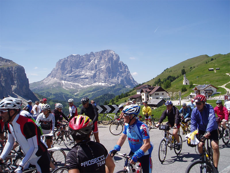 gal/2010/07 - Sella Ronda Bike Day 2010/05 - SellaRonda_Bike_Day/05 - Il Passo Gardena_the_end/10P6270196-01.jpg